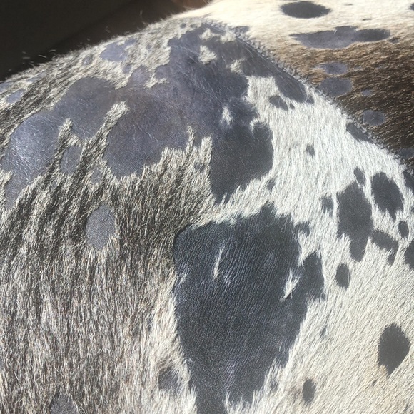 Two designer throw cushions with calf skin - Picture 4 of 6